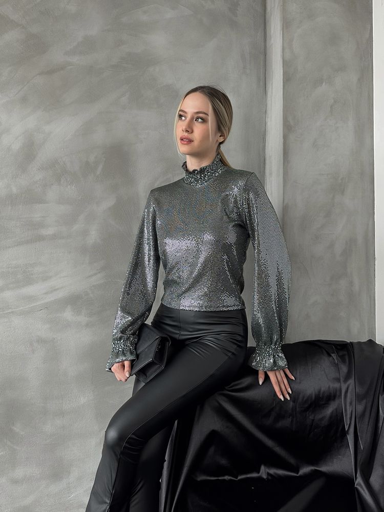 Zümrüt Gold Glitter Blouse - A stunning metallic shimmer adorns this chic blouse, showcasing a loose-fitted mock neck and elegant bishop sleeves. Versatile and modest, perfect for year-round wear.